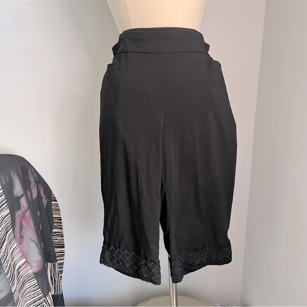 Napa Valley 14P Black Elastic Waistband Embroidered Cuff Capri Pants